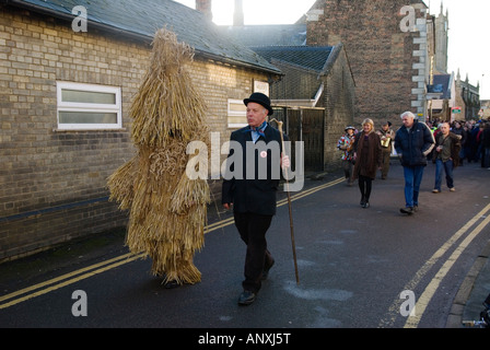 Jährliche Veranstaltung der englischen Folklore. Stroh Bear Festival Whittlesea Whittlesey Strohbär und Handler. England Großbritannien 2008 2000er Jahre HOMER SYKES Stockfoto