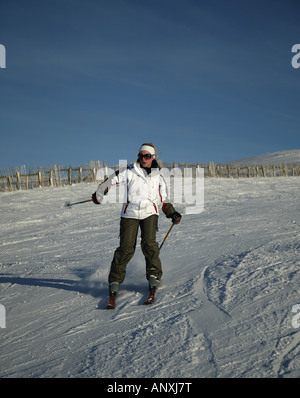 Weibliche Skifahren, Cairngorms National Park, Glenshee, Perthshire und Aberdeenshire, Schottland, Großbritannien, Europa Stockfoto