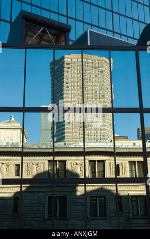 Prudential Tower Boston spiegelt sich in dem Glas des John Hancock Tower Stockfoto