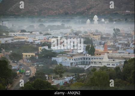 Pushkar in Rajasthan, Indien: PUSHKAR CAMEL FAIR, Blick auf die Stadt von Pushkar aus Pap Mochani Temple Hill / Morgen Stockfoto