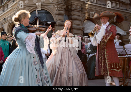 Eine Parade der Helsinki History Tag Association (Helsingin Historiapäiväyhdistys) während der Party Helsinki, Helsinki, Finnland Stockfoto