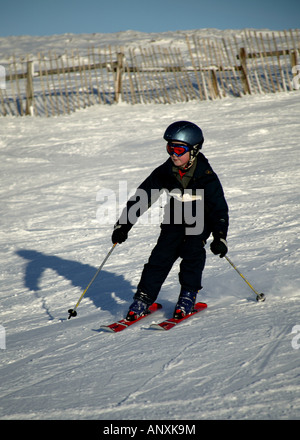 Junge einsame Männliche Skifahren, Cairngorms National Park, Glenshee, Perthshire und Aberdeenshire, Schottland, Großbritannien, Europa Stockfoto