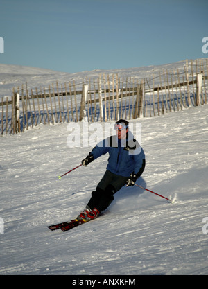 Einsamer Mann Skifahren, Cairngorms National Park, Glenshee, Perthshire, Schottland, UK, Europa Stockfoto