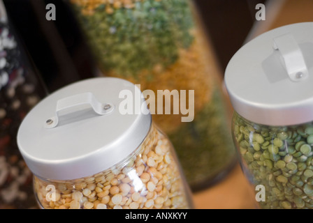 Glas Linsen auf einer Küchenarbeitsfläche in einem Showheim in Großbritannien. Stockfoto