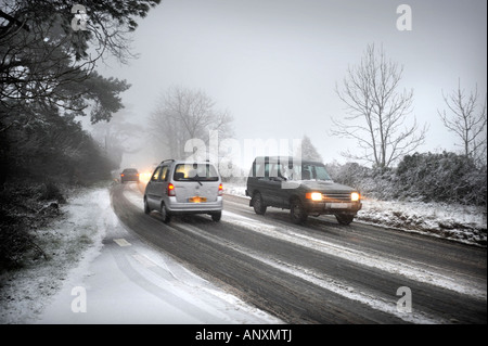 AUTOFAHREN IN DEN SCHNEEBEDECKTEN BEDINGUNGEN IN DER NÄHE VON WOTTON UNTER EDGE GLOUCESTERSHIRE UK Stockfoto