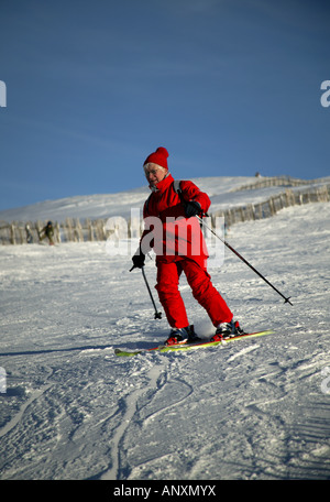 Reife weibliche Skifahren, Cairngorms National Park, Glenshee, Perthshire und Aberdeenshire, Schottland, Großbritannien, Europa Stockfoto