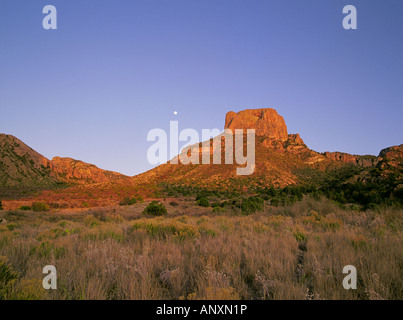 Mondaufgang über die Chisos Berge in Big Bend Nationalpark entlang des Rio Grande River Stockfoto