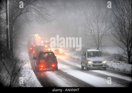 AUTOFAHREN IN DEN SCHNEEBEDECKTEN BEDINGUNGEN IN DER NÄHE VON WOTTON UNTER EDGE GLOUCESTERSHIRE UK Stockfoto