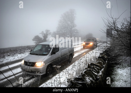 AUTOFAHREN IN DEN SCHNEEBEDECKTEN BEDINGUNGEN IN DER NÄHE VON WOTTON UNTER EDGE GLOUCESTERSHIRE UK Stockfoto