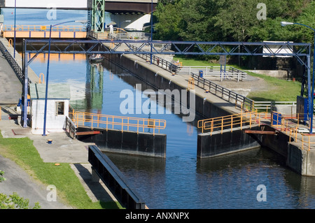 Die Tore öffnen für einzelne Boot am Schloss 17 Little Falls auf den Erie-Kanal-New York-USA Stockfoto