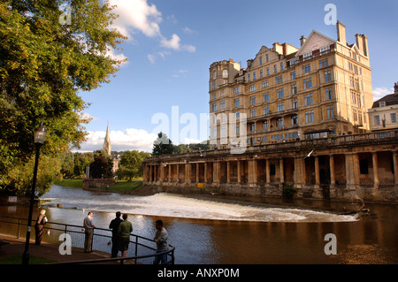 BLICK AUF DAS WEHR UND ALTE EMPIRE HOTEL AM FLUß AVON IN BATH UK Stockfoto