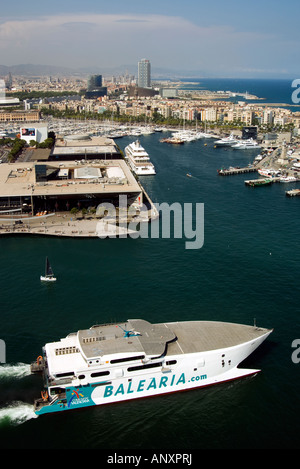 Spanien, Barcelona. Blick auf die Innenstadt, der Yachthafen und ein Passagier-Speed-Boot Abfahrt für Balearen Stockfoto
