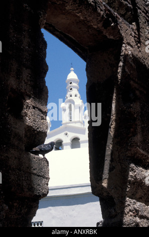 Kirche-Kirchturm umrahmt von Ruinen in alten Santo Domingo, Dominikanische Republik Stockfoto