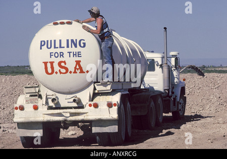 Ein Öl-LKW schleppt Rohöl aus einer Bohranlage in New Mexiko zu einer Raffinerie in West-Texas in der Nähe der Stadt Odessa Stockfoto