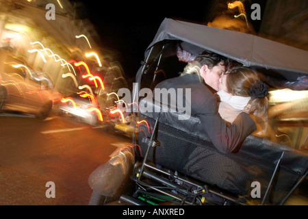 Paar an einem Freitagabend im Westend von London Modell veröffentlicht Stockfoto