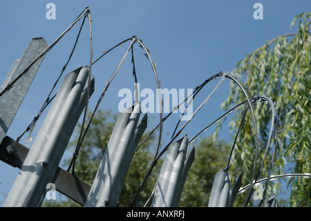 Rasierdraht an der Oberseite der Geländer als Sicherheitsmaßnahme platziert. Stockfoto