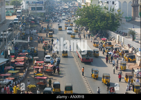 Andhra Pradesh, Indien, Hyderabad: Straßenverkehr aus der Charminar-Turm Stockfoto