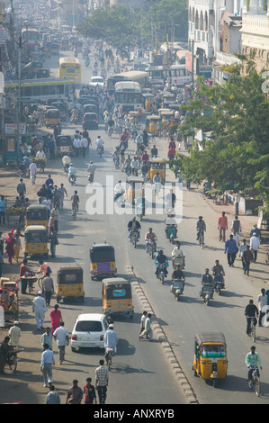 Andhra Pradesh, Indien, Hyderabad: Straßenverkehr aus der Charminar-Turm Stockfoto