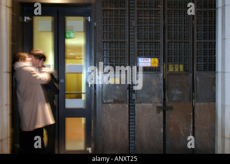 Paar an einem Freitagabend im Westend von London Modell veröffentlicht Stockfoto