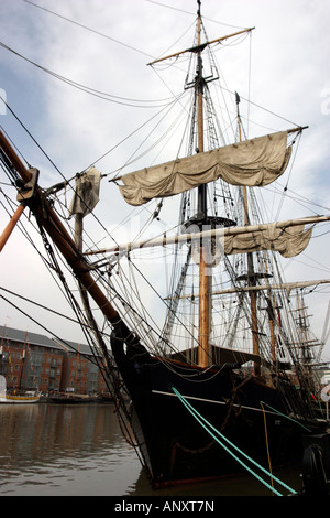 Earl of Pembroke drei Masten Viermastbark Rig c 1790. Pembroke wurde 1945 in Pukavik, Schweden als eines der letzten drei Masten Segel-Schoner, erbaut. Sie transferiert Holz in der Ostsee und British East Coast bis legte in Thisted, Dänemark im Jahr 1974. Das quadratischem Segel-Unternehmen kaufte ihr 1979 und unterzog sie sich einer kompletten Restauration, die im Jahr 1985 begonnen. Im Jahr 1994 wurde sie als die drei Masten aus dem 18. Jahrhundert hölzerne Bark beauftragt, die sie heute ist. Gloucester Hafen, Gloucester, Gloucestershire, England Stockfoto