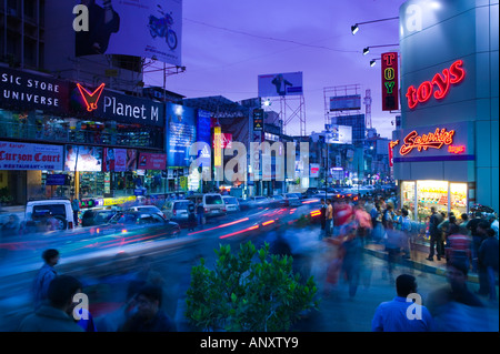 Indien, Karnataka, Bangalore: Brigade Road / Main Einkaufsstraße / Abend Stockfoto