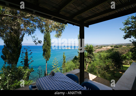 Blick aus einer Taverne in der Nähe der Bäder der Aphrodite, Akamas-Halbinsel, in der Nähe von Polis, Zypern Stockfoto