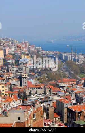 Blick vom Galata-Turm Blick entlang des Bosporus in Richtung der Bosporus-Brücke, Istanbul Türkei Stockfoto
