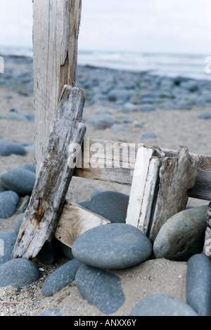 Im Alter von Holzkonstruktion mit Treibholz und Kiesel vom Strand entfernt Stockfoto