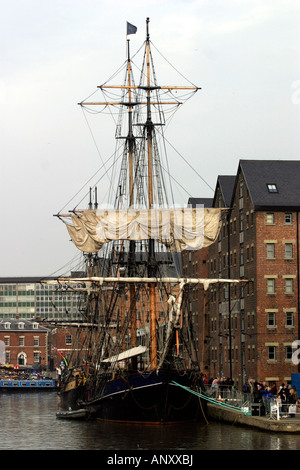 Earl of Pembroke drei Masten Viermastbark Rig c 1790. Pembroke wurde 1945 in Pukavik, Schweden als eines der letzten drei Masten Segel-Schoner, erbaut. Sie transferiert Holz in der Ostsee und British East Coast bis legte in Thisted, Dänemark im Jahr 1974. Das quadratischem Segel-Unternehmen kaufte ihr 1979 und unterzog sie sich einer kompletten Restauration, die im Jahr 1985 begonnen. Im Jahr 1994 wurde sie als die drei Masten aus dem 18. Jahrhundert hölzerne Bark beauftragt, die sie heute ist. Gloucester Hafen, Gloucester, Gloucestershire, England Stockfoto