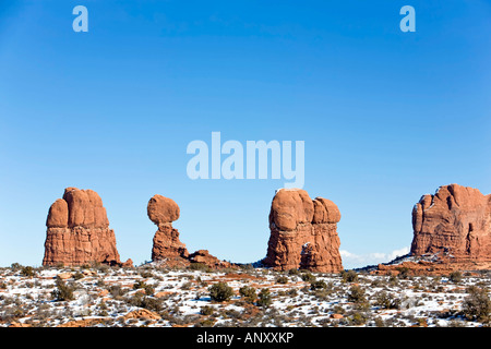 Arches-Nationalpark im Süden von Utah. Balance-Rock und Sandstein Türme im Winter Wüstenlandschaft Stockfoto