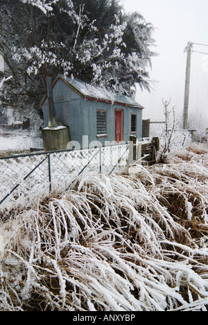 Ein Wellblech Schuppen an der Straße in Raureif Bedingungen in der Nähe von Alexandra, Otago, Neuseeland Stockfoto