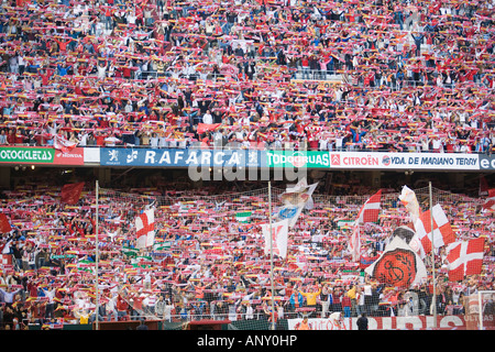 Mosaik mit Schals von Sevilla FC-Fans vor dem UEFA-Pokal-Halbfinale gegen CA Osasuna gemacht Stockfoto