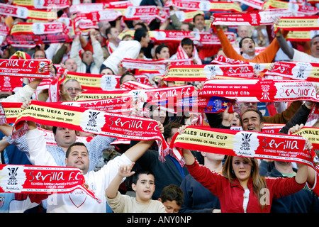 Mosaik mit Schals von Sevilla FC-Fans vor dem UEFA-Pokal-Halbfinale gegen CA Osasuna gemacht Stockfoto