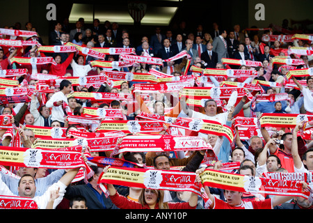 Mosaik mit Schals von Sevilla FC-Fans vor dem UEFA-Pokal-Halbfinale gegen CA Osasuna gemacht Stockfoto