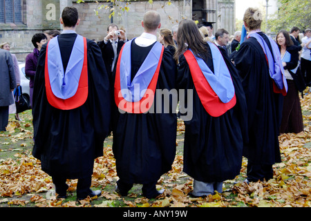 Absolventen aus Worcester Universität mit ihren Fotografien am Abschlusstag außerhalb Worcester Cathedral Stockfoto