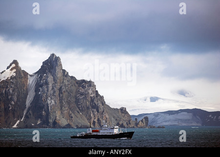 Antarktis, antarktische Halbinsel, Half Moon Bay. Das Expeditionsschiff "Polar Pionieren" Kreuzfahrten hinter dem Eingang auf einem Sockel. Stockfoto