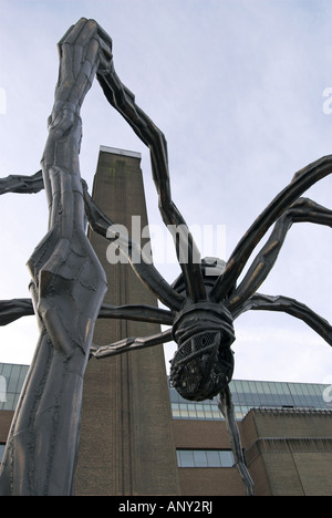 Die Riesenspinne Maman und Tate Modern Gallery in London Stockfoto