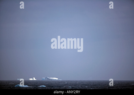 Antarktis, antarktische Halbinsel. In Antarctic Sound sonst weiß wie "Iceberg Alley" große Tafeleisberge hervorgehoben werden. Stockfoto