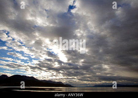 Argentinien, Feuerland, Ushuaia, Beagle-Kanal. Am späten Nachmittag bauen Wolken und Wetter über den Beagle-Kanal. Stockfoto