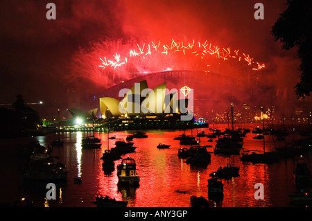 Australien, New South Wales, Sydney. Opernhaus und Kleiderbügel Brücke mit Booten im Hafen von Sydney - 2006 New Years Eve. Stockfoto