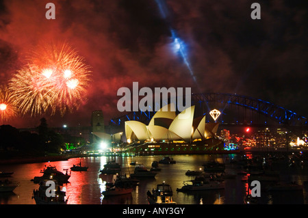 Australien, New South Wales, Sydney. Opernhaus und Kleiderbügel Brücke mit Booten im Hafen von Sydney - 2006 New Years Eve. Stockfoto