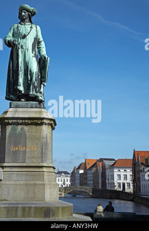 Belgien: Brügge. Eine Statue von Jan Van Eyck (flämische nördlichen Renaissance-Maler, 1395-1441) vor einem der vielen Kanäle. Stockfoto