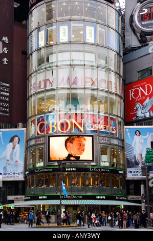 Japan, Insel Honshu, Tokio, Ginza-Viertel. Einkaufszentrum auf einem Fußgängerüberweg. Stockfoto