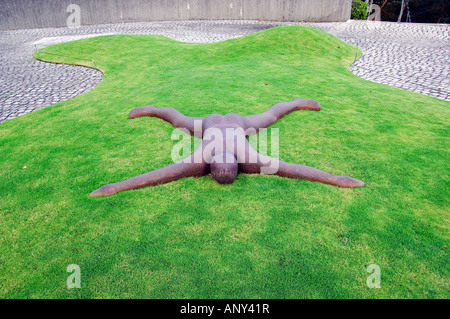 Japan, Insel Honshu, Kanagawa Präfektur, Fuji Hakone Nationalpark, Chokokunomori Skulpturenpark. "Schließen Sie" von Antony Gormley. Stockfoto