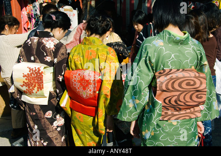 Japan, Insel Honshu, Kyoto Präfektur, Stadt Kyoto. Junge Frauen tragen Kimonos auf einem monatlichen Flohmarkt am Toji Tempel. Stockfoto