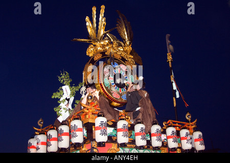 Japan, Insel Honshu, Gifu-Präfektur, Stadt Takayama. Bunten Wagen beim Herbstfestival. Stockfoto