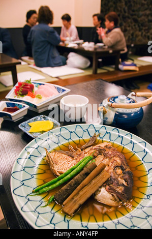 Japan, Insel Honshu, Tokio. Ein traditionelles japanisches Gericht mit Sushi und Fisch Kopf. Stockfoto