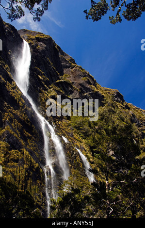 Neuseeland, Südinsel. Earland Falls (174m) auf den Routeburn Track, einer der die Great Walks of New Zealand. Stockfoto