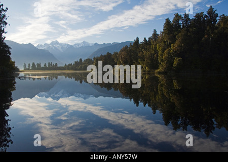 Neuseeland, Südinsel. Lake Matheson nachts reflektieren ein in der Nähe von perfektes Bild von Mt Tasman und Aoraki Mount Cook (3754m). Stockfoto