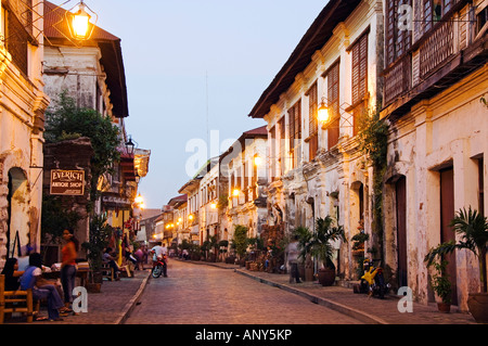 Philippinen, Insel Luzon, Ilocos Provinz Vigan City. Häuser und Villen der Kolonialzeit in der Nacht. Stockfoto